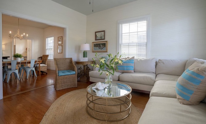 Meadows Casa | Bright and Comfortable 3 bedroom/2.5 bath Classic Conch in the Meadows