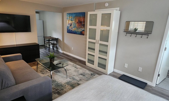 Burnaby Apartamento | Bright and cozy fully furnished studio.