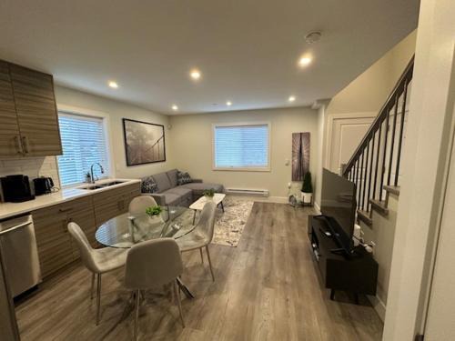 Sunset Casa | Bright and cozy modern home in Vancouver - central to YVR-Downtown - Free Private Parking