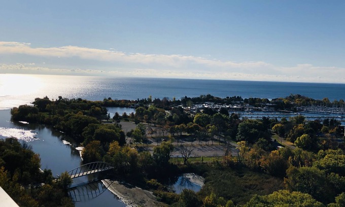 Humber Bay Apartamento | Bright and cozy place close to all amenities, centrally located, lake facing.