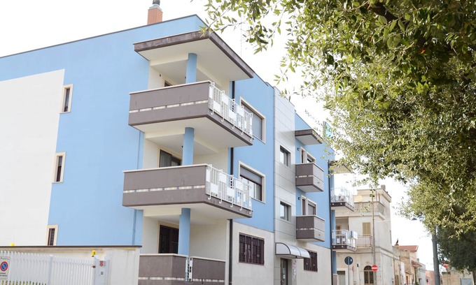 Sammichele di Bari Apartamento | Luminoso y espacioso apartamento de tres habitaciones, dos baños, con vista al verde, terrazas, 8 camas.