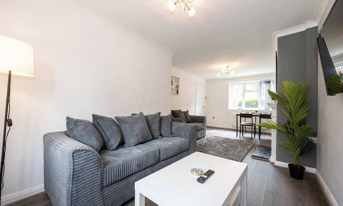 Huyton Apartamento | Modern & Spacious 2 Bed Home w Garden in Liverpool