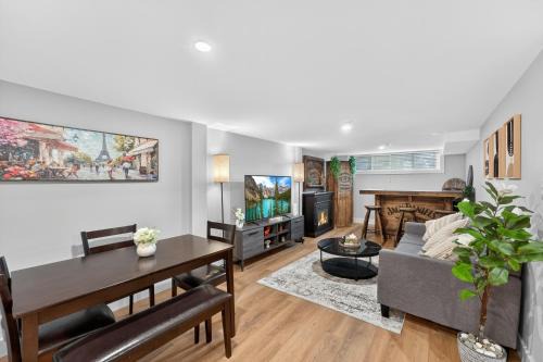 Kingston Apartamento | Bright and Modern 2BR Suite with Rustic Bar