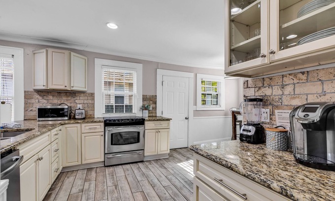 Villa Heights Cabaña | Bright and Modern Close to Everything