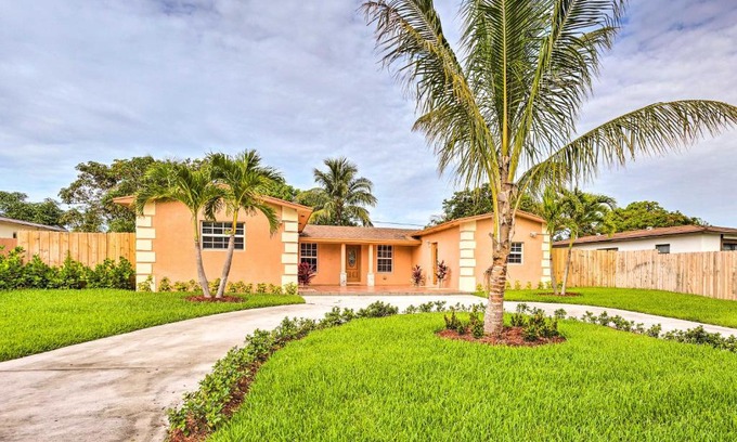 Delray Beach Casa | Pet-Friendly Delray Bungalow about 3 Mi to Beach!