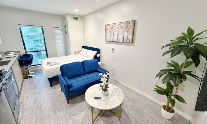 Downtown Des Moines Apartamento | Bright and Modern Oasis – Your Home Away From Home!