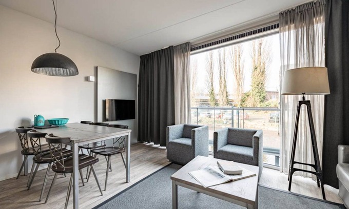 Haarlemmerbuurt Apartamento | Bright and modern two bedroom apartment with canal view.