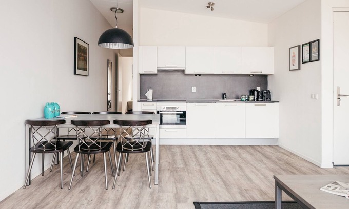 Haarlemmerbuurt Apartamento | Luminoso y moderno apartamento de dos habitaciones con vista al canal.