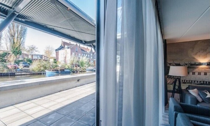 Haarlemmerbuurt Apartamento | Luminoso y moderno apartamento de dos habitaciones con vista al canal.