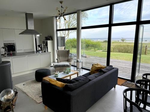 Gislov Villa | Bright and modern villa by the sea