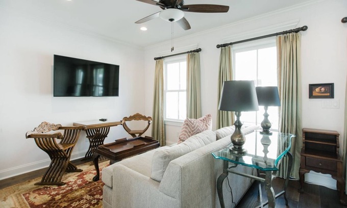 Beach Institute Apartamento | Brillante, de nueva construcción, Carriage House por Lucky Savannah