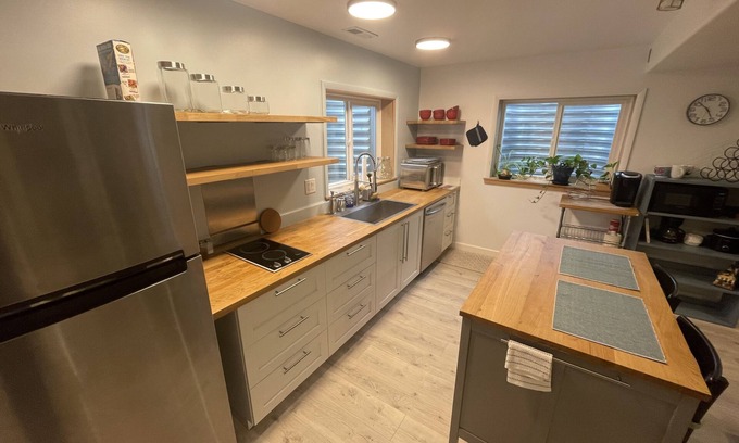 Colorado Springs Casa | Bright and Spacious Modern One Bedroom Basement Unit