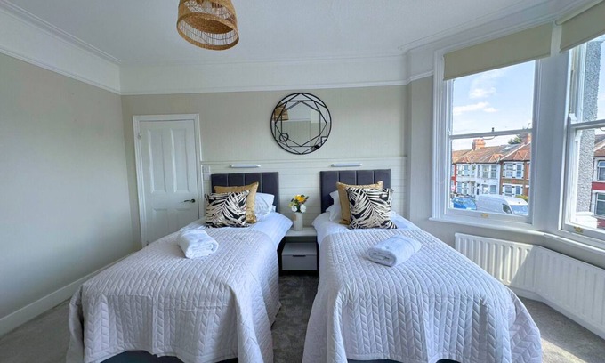 Finchley Casa | Bright and Spacious 4Bed/1Bath House with Garden FREE WIFI and PARKING