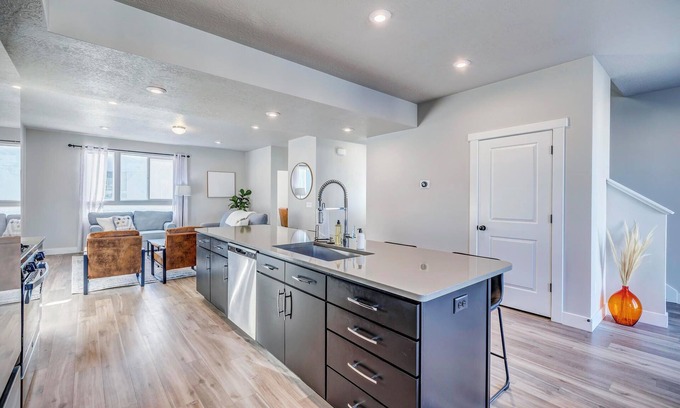 American Fork Casa | Bright and Spacious 4 Bed/3.5 Bath Modern Townhome with Garage
