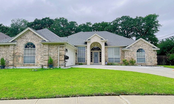Southwest Arlington Casa | Bright and Spacious 4br2.5ba with fenced in yard