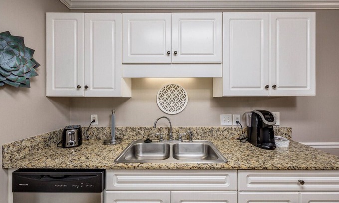 Florence Condominio | Bright and Spacious Condo with Private Balcony in the Heart of Florence, SC