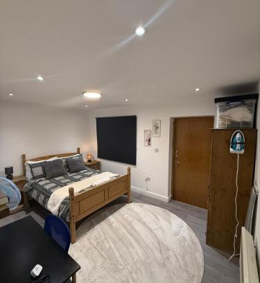 Bow Apartamento | Bright and Spacious Entire One Bedroom Apartment with Living Room and Private Garden
