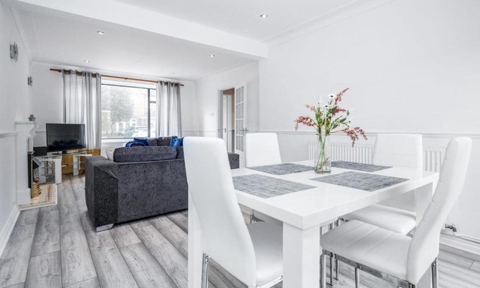 Brentwood Apartamento | Bright and spacious home with free parking and garden