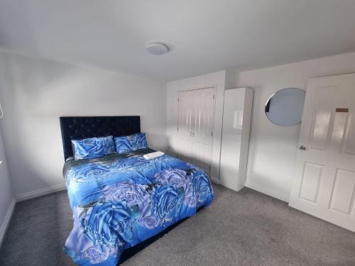 London Borough of Hounslow Casa | Bright and Spacious King & Double Rooms, Free Private Parking, Close to Heathrow