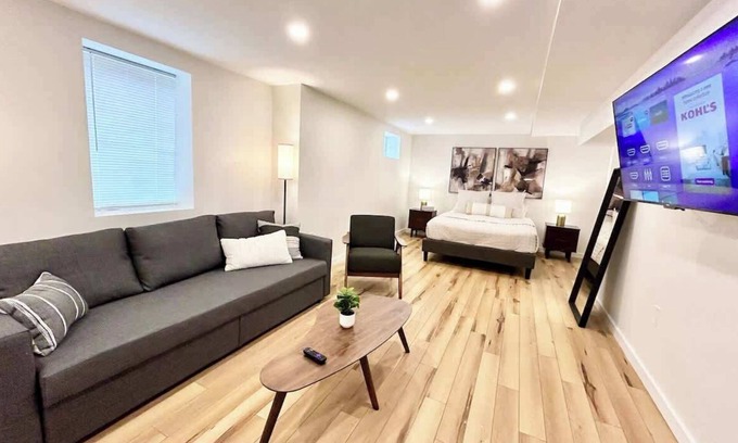 Arlington Apartamento | Bright and Spacious Sleek Studio w/Private Entrance, W/D & Parking