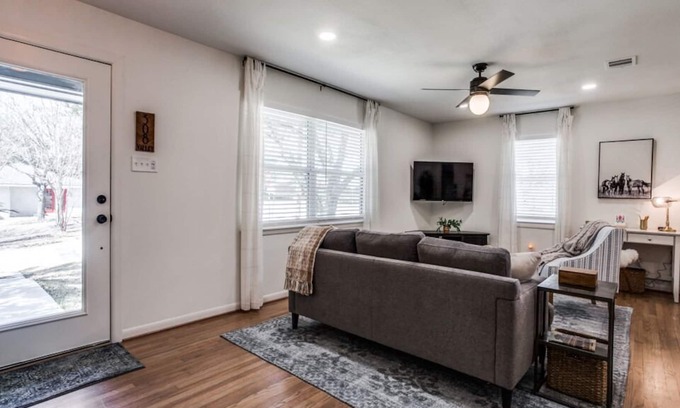 North Central Carrollton Casa | Bright and Spacious 3 BR 2 BR