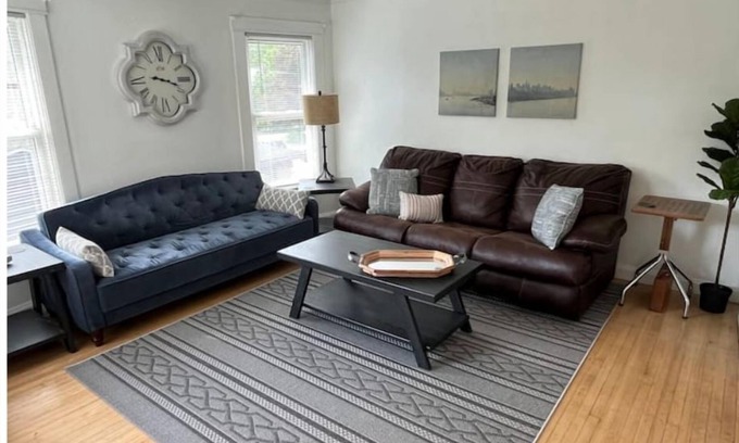 Des Moines Apartamento | Bright and spacious Drake apt.