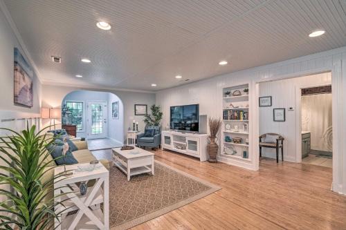Murrells Inlet Casa | Bright and Sunny Home about 14 Mi to Myrtle Beach!