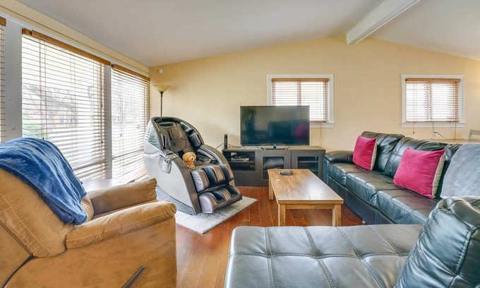 Allen Casa | Bright Ann Arbor Home w/ Yard, 3 Mi to U of M
