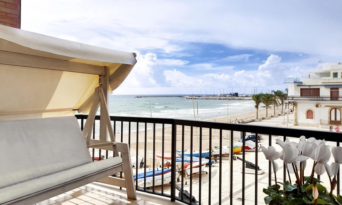 Marina di Ragusa Apartamento | Luminoso apartamento con vistas a la playa y acceso directo al mar.