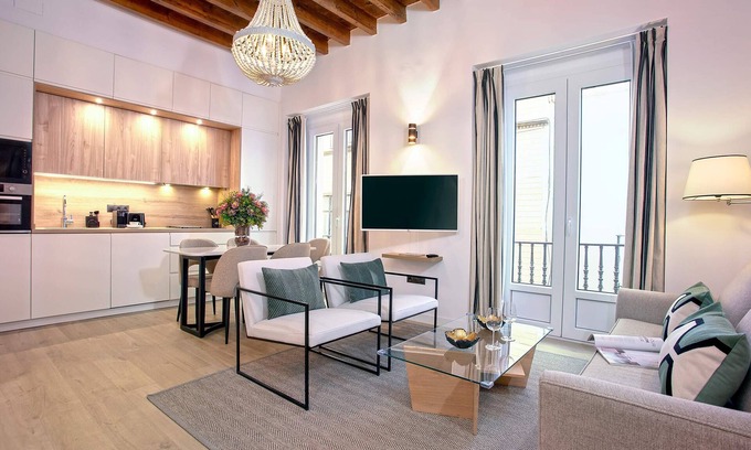 San Vicente Apartamento | Bright apartment in Sevilla. Teodosio II