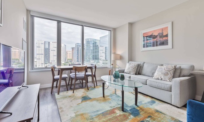 Seaport District Apartamento | Bright Apt Downtown with Gym