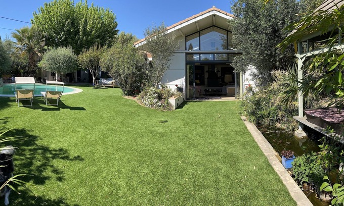 Saint-Barnabe Villa | Bright architect villa on one level