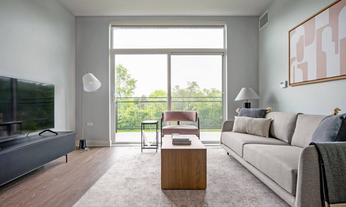 Arlington Heights Apartamento | Bright Arlington Heights 2BR w/ Gym & W/D, near I-90, by Blueground