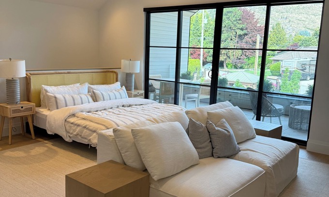 Westbank Apartamento | Bright Beach Studio – Steps from Ocean Access | King Bed + Patio