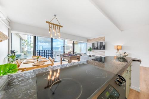 Downtown Honolulu Apartamento | Bright Beach Style Condo Steps to Pool, Hot Tub and Parking
