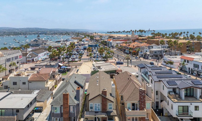 Balboa Peninsula Condominio | Bright & Beachy Lower Unit – Steps to Balboa Pier