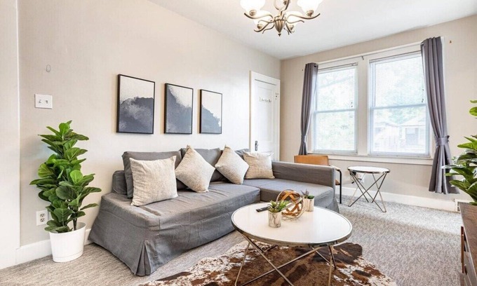 Ferndale Apartamento | Bright, Beautiful 2BR Top-Floor Duplex Bungalow!