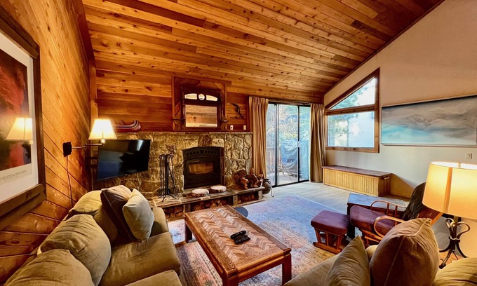 Mammoth Lakes Casa | Brillante + hermoso, pasos a Old Mammoth + Shuttle