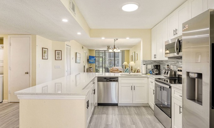 South Bradenton Condominio | BRIGHT, BEAUTIFULLY UPGRADED FIRST FLOOR END-UNIT AT SHOREWALK