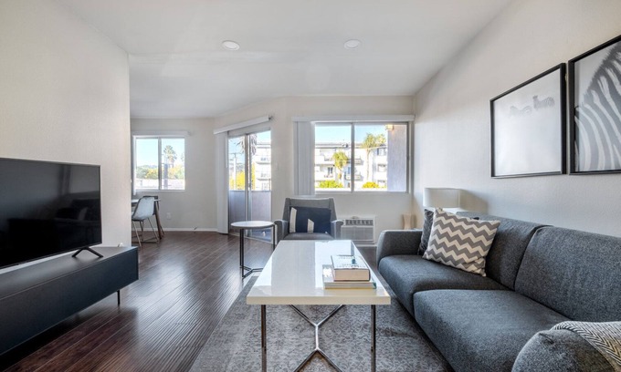 Beverly Grove Apartamento | Bright Beverly Hills 1BR near Shops on Rodeo Drive, by Blueground