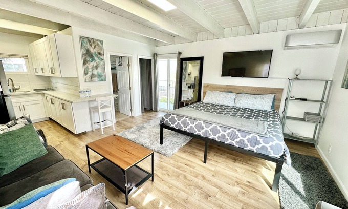 Crown Point Apartamento | Bright & Breezy Bay Crown Point Studio +AC +Bikes BLUE HILL