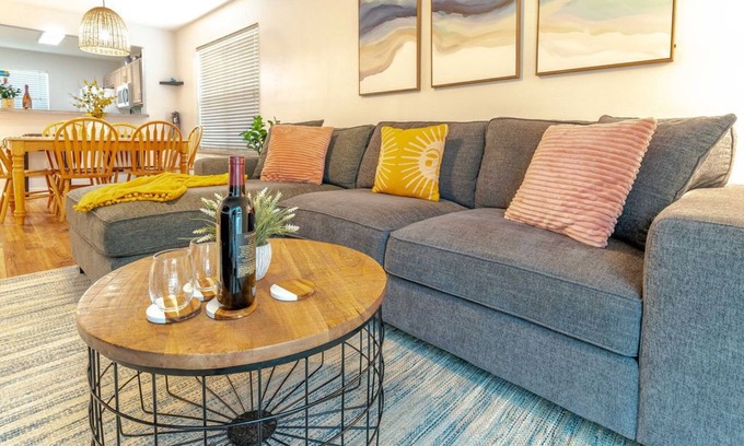 Pensacola Casa | Bright bungalow 7 mi from Perdido king bed pet and family friendly near NAS