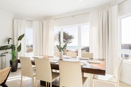 Cayucos Casa | Bright Cayucos Bungalow Steps to Beach Pier 3BR w Shared Firepit Lounge