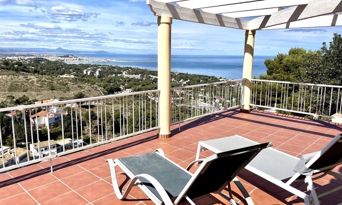 Denia Villa | Chalet luminoso en Denia con piscina privada, Wi-Fi y parking