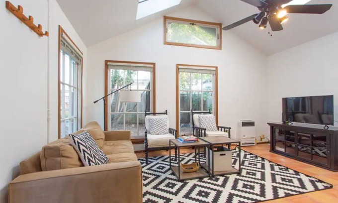 Northwest Berkeley Cabaña | Bright & Charming Cottage in Cool Gilman District. Walk to Whole Foods & Resto!