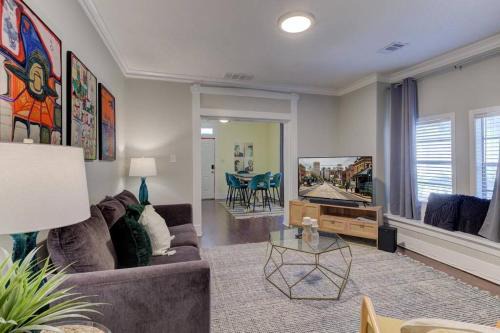 Cooper-Young Historic District Casa | Bright & Charming Cottage with Fire Pit and Porch Swing - Close to Beale Street, BBQ, Graceland, and The Liberty Bowl