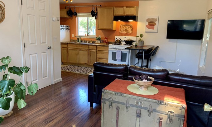 Arcata Cabaña | Bright & Cheerful Northtown Arcata Guest Cottage