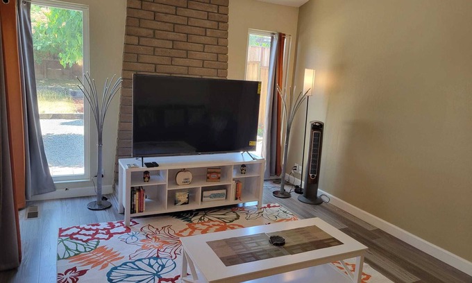 Estates Casa | Bright & Cheery Cottage waiting for you!