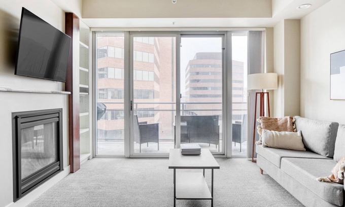 Cherry Creek Apartamento | Bright Cherry Creek 2BR w/ Theater & Gym, nearby shopping, by Blueground