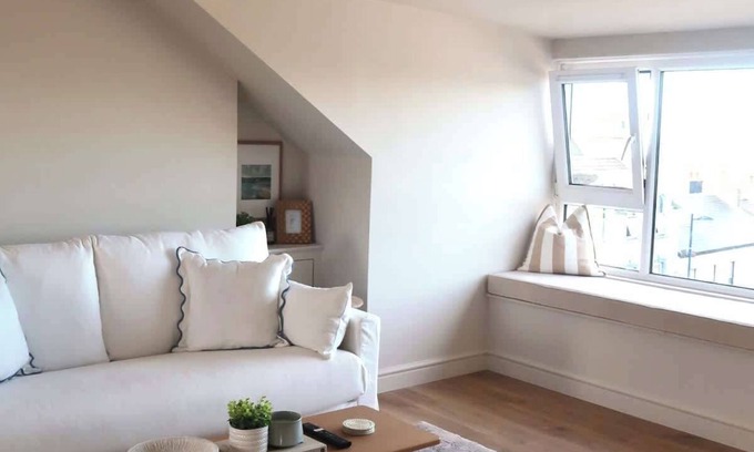Donaghadee Apartamento | Bright Coastal Retreat – Stunning Sea Views